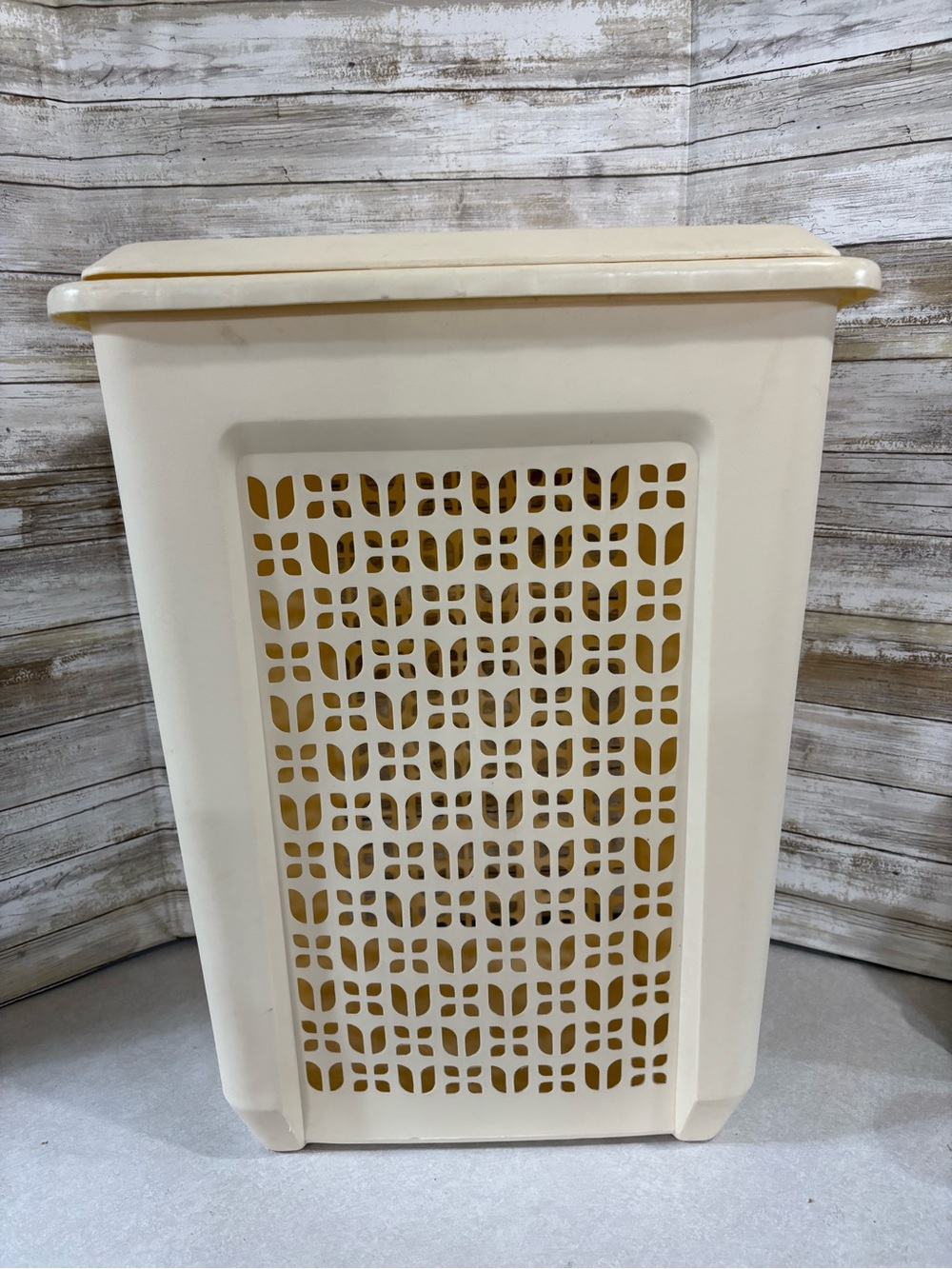 Vintage Rubbermaid cream-coloured laundry hamper: pierced Tulip design